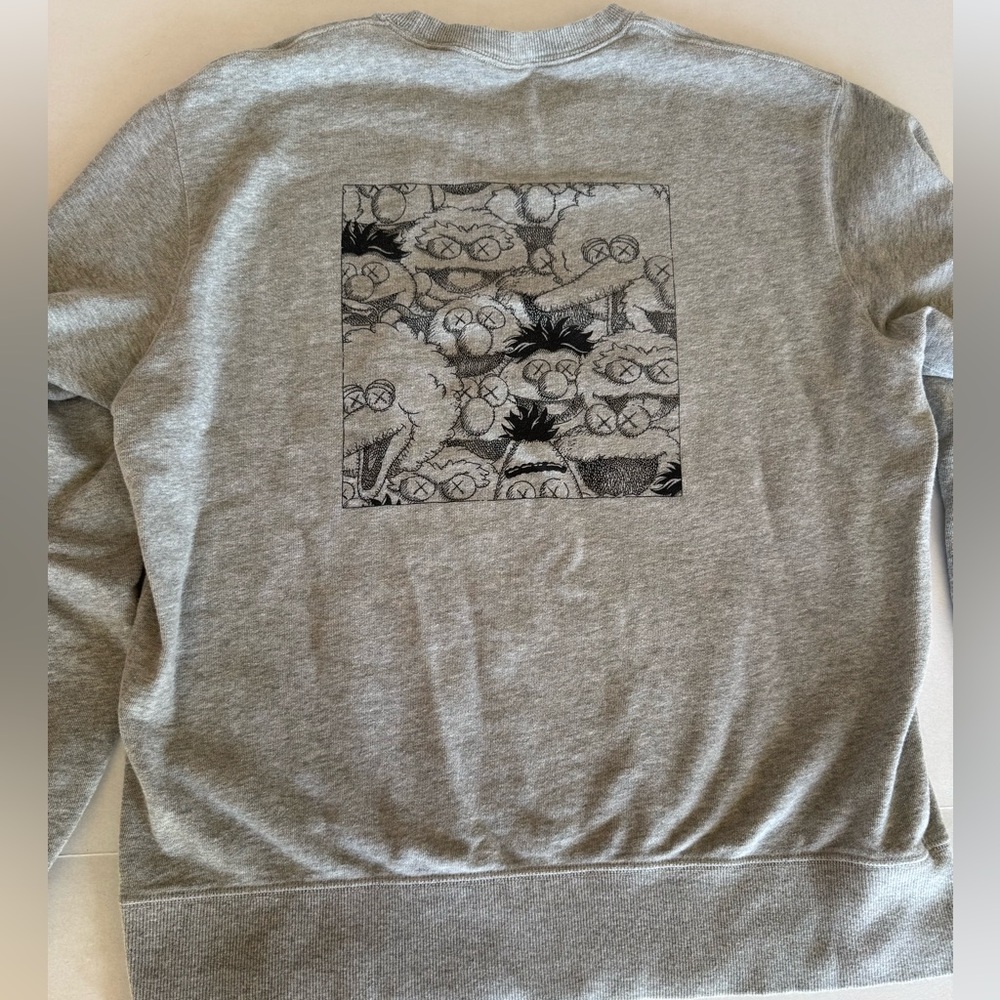 KAWS x Uniqlo x Sesame Street Crewneck Sweatshirt Gray Size M Medium Mens